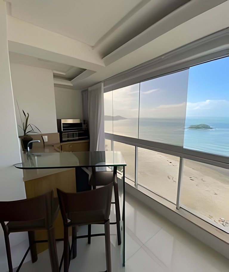 Apartamento frente mar com churrasqueira.