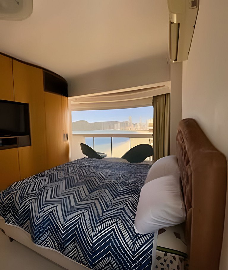 Apartamento frente mar com churrasqueira.