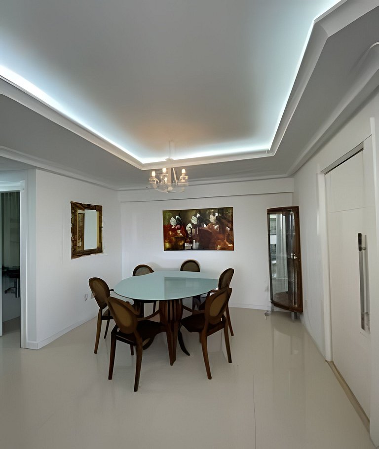 Apartamento frente mar com churrasqueira.