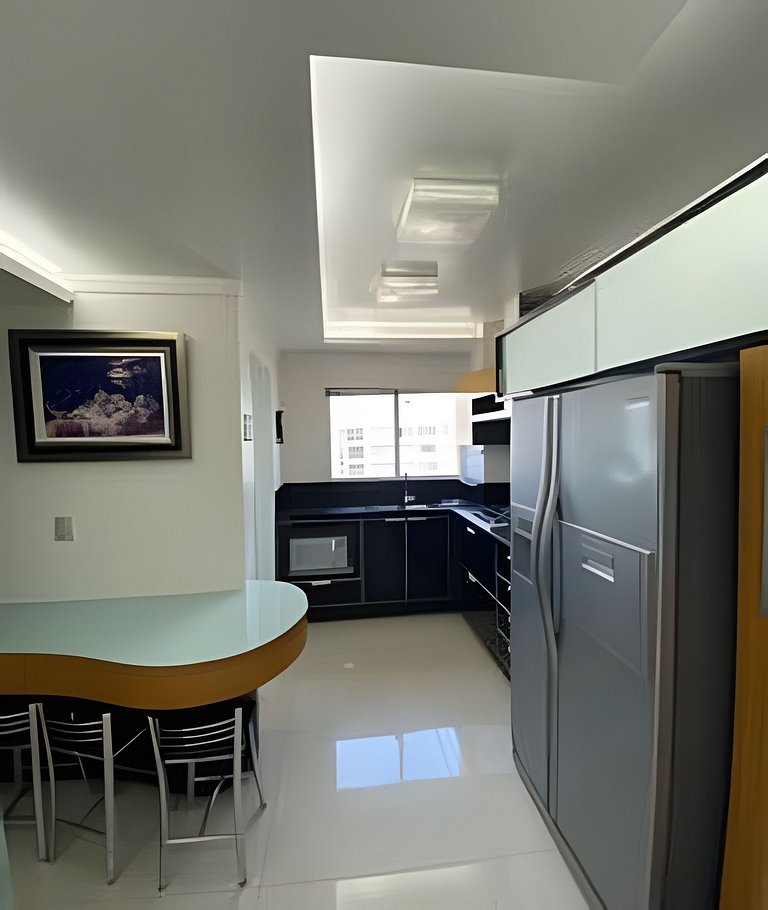 Apartamento frente mar com churrasqueira.
