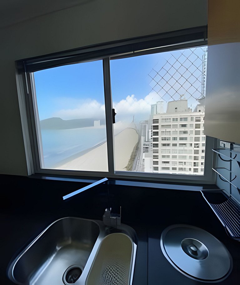 Apartamento frente mar com churrasqueira.