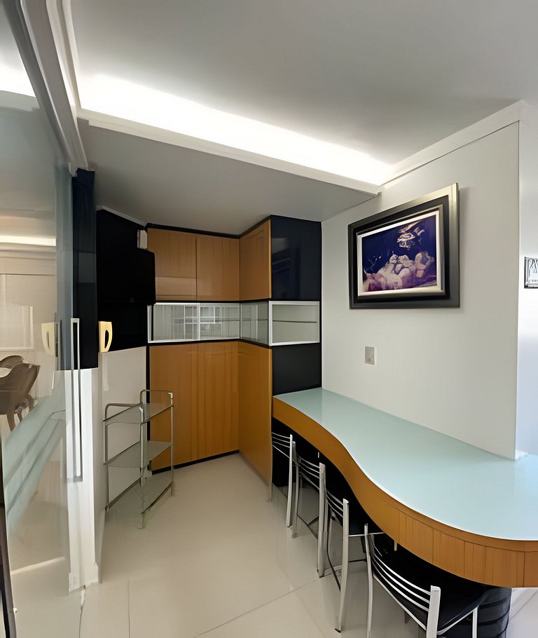 Apartamento frente mar com churrasqueira.