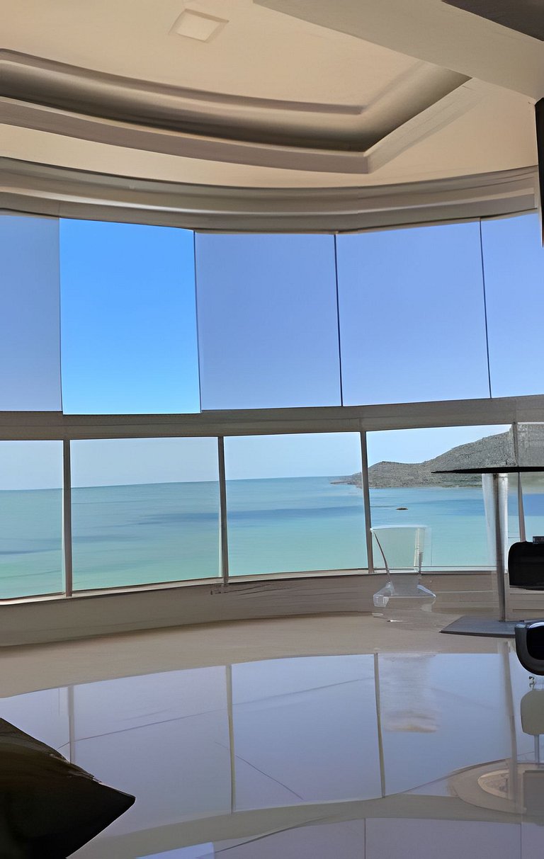 Apartamento frente mar com churrasqueira.