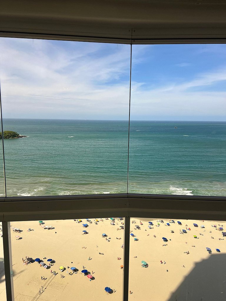 Apartamento frente mar com churrasqueira.