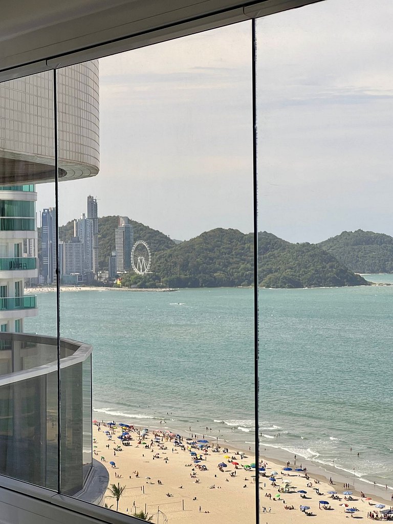Apartamento frente mar com churrasqueira.