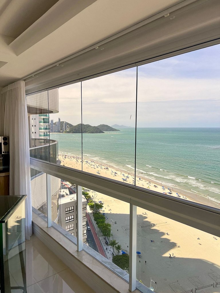 Apartamento frente mar com churrasqueira.