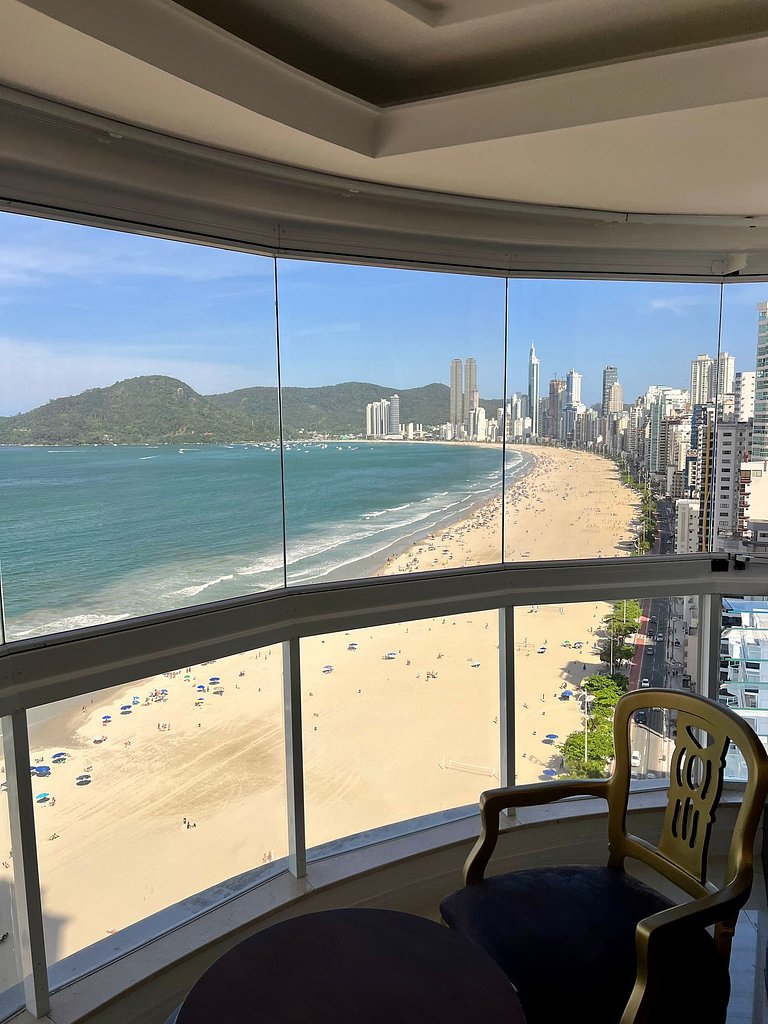 Apartamento frente mar com churrasqueira.