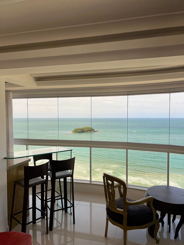 Apartamento frente mar com churrasqueira.
