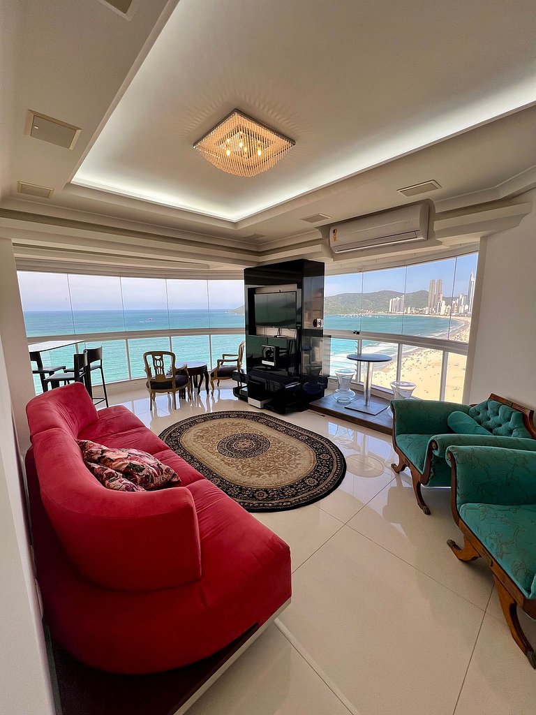 Apartamento frente mar com churrasqueira.