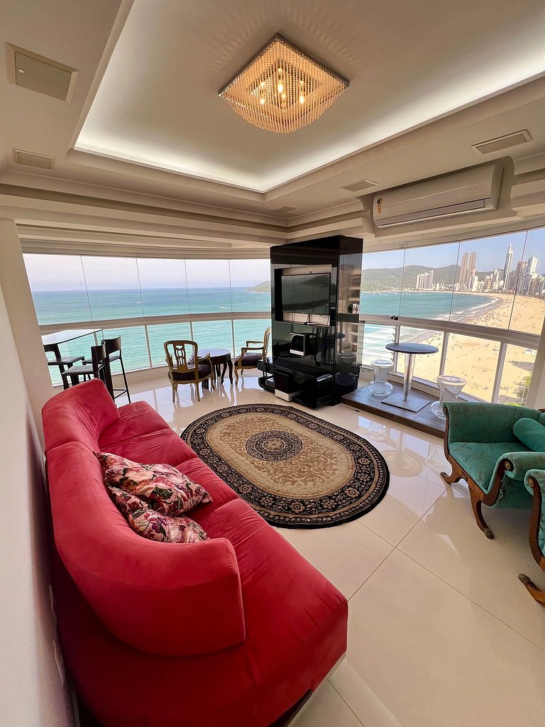 Apartamento frente mar com churrasqueira.