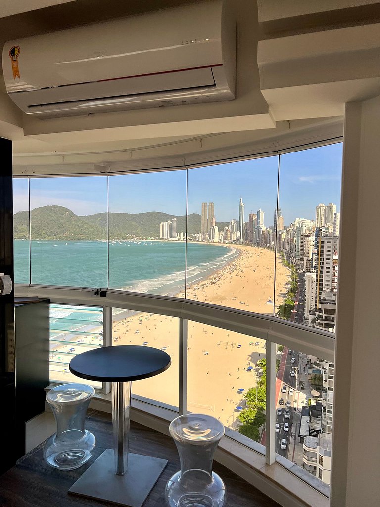 Apartamento frente mar com churrasqueira.