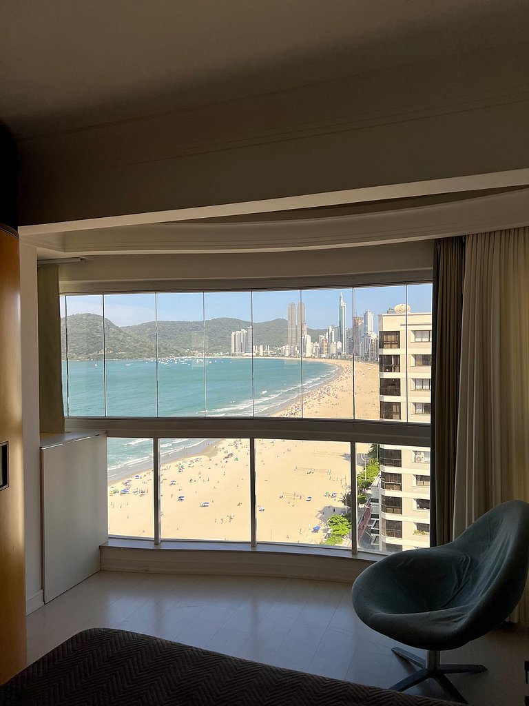 Apartamento frente mar com churrasqueira.