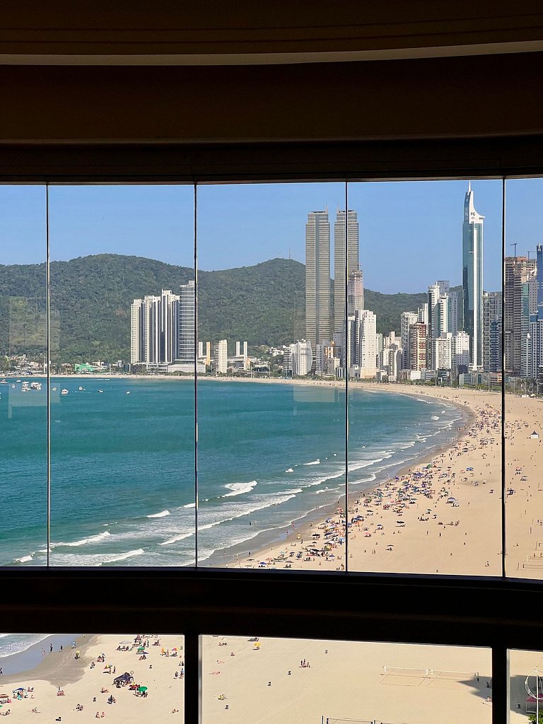 Apartamento frente mar com churrasqueira.