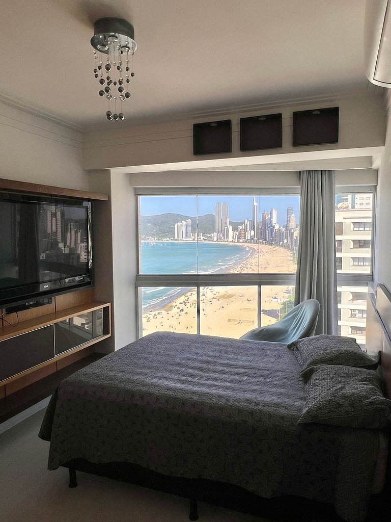 Apartamento frente mar com churrasqueira.