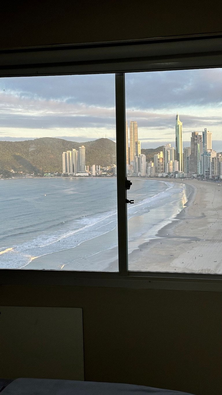 Apartamento com 2 suítes frente mar em balneário camboriú.